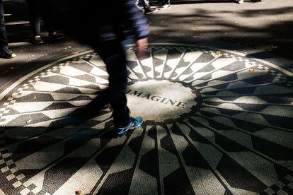“Este es el mejor regalo de cumpleaños para John”, dijo Yoko Ono ante las 2.000 personas que acudieron al homenaje. Conocido por su activismo pacifista, Lennon murió asesinado delante de su casa, cerca de Central Park el 8 de diciembre de 1980. En el lugar se instaló el mosaico que aparece esta foto.