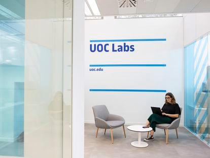 Una mujer trabaja con su ordenador en la sede de la UOC de Barcelona.