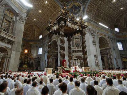Benedicto XVI, durante la Misa Crismal en la basílica de San Pedro del Vaticano.