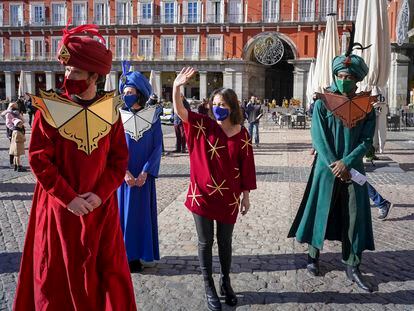 Andrea Levy, en el centro, saluda en la Plaza Mayor en medio de los pajes de los Reyes Magos