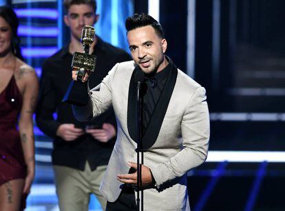 Luis Fonsi recoge el premio a la canción Top Hot 100 por 'Despacito'.