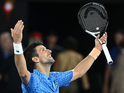 Novak Djokovic celebra la victoria en la final del Open de Australia ante Stefanos Tsitsipas, este domingo.