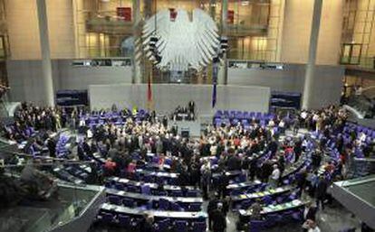 Momento de la votación en el Bundestag, cámara baja del Parlamento alemán, en la que se ha ratificado con una amplia mayoría el pacto fiscal europeo, así como el nuevo fondo de rescate permanente, llamado Mecanismo Europeo de Estabilidad (MEDE), en una sesión extraordinaria, en Berlín.