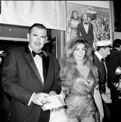 Russ Meyer con su segunda mujer Eve Meyer, durante una fiesta en Los Ángeles en 1969.