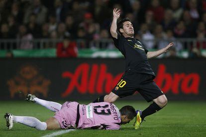 Roberto atrapa la pelota arrojándose a los pies de Messi.