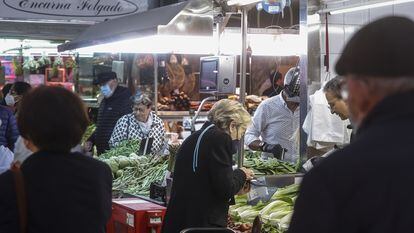 Varios personas comprando en el Mercado Central en València hace unos días.