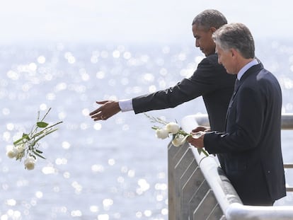 Barack Obama, junto Mauricio Macri, en la ofrenda floral a las v&iacute;ctimas de la dictadura militar, el 24 de marzo.