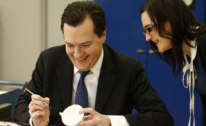 George Osborne decora una taza en su visita a Derby este jueves.