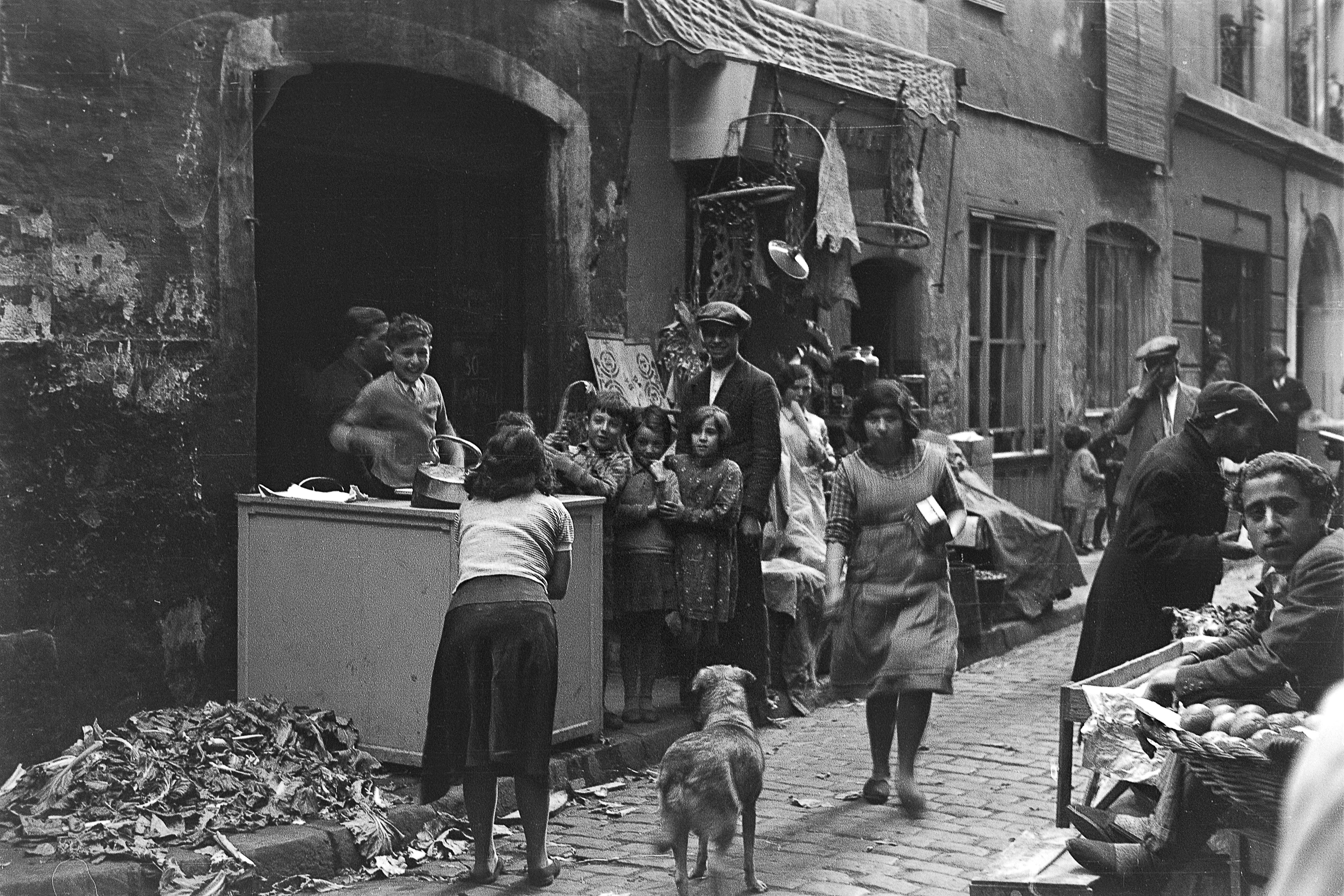 Ambiente en la calle de l'Om del Barrio Chino, el 10 de abril de 1934.
