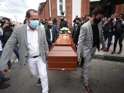 Familiares de Javier Ordóñez llevan su ataúd durante su entierro este miércoles en Bogotá.