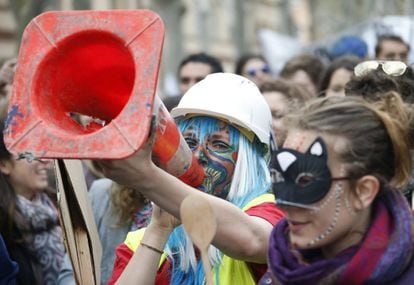 Estudiantes y trabajadores se manifiestan contra el proyecto de ley del Gobierno francés de reforma de la legislación laboral en Toulouse, al sur de Francia. Los sindicatos han convocado una jornada nacional de manifestaciones para protestar contra el proyecto de reforma de la legislación laboral.