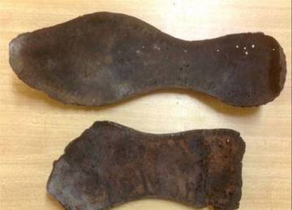 Restos de las sandalias encontradas por las expediciones de Manuel Martín Bueno.