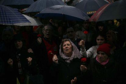 Manifestantes participan en una protesta contra la política económica del Gobierno portugués.