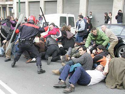 Agentes de la Ertzaintza cargan contra la manifestación, que finalmente llegó a Portugalete.