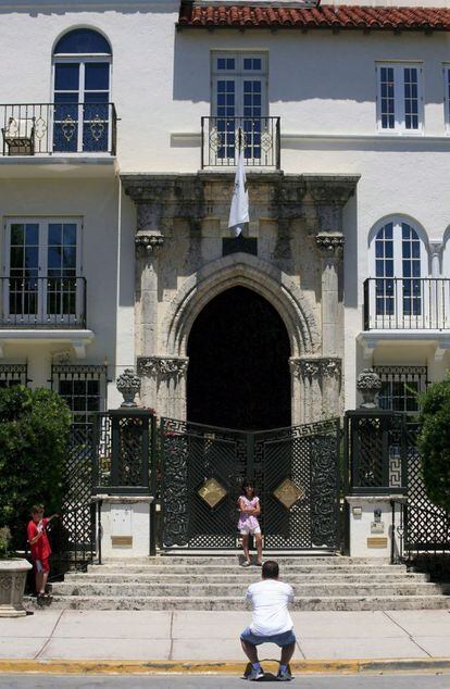 Un turista haciendo una fotografía de Casa Casuarina, una mansión que perteneció al diseñador italiano Gianni Versace, en Miami Beach, Estados Unidos.