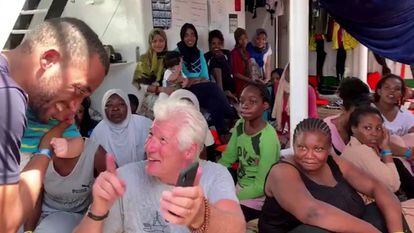 El actor Richard Gere con algunos de los inmigrantes y miembros de la tripulación del barco humanitario español 'Open Arms'.