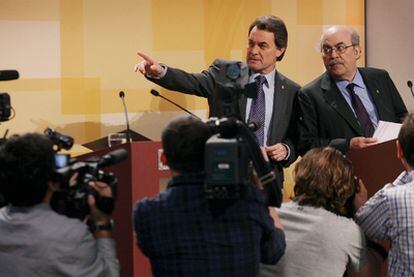 El presidente catalán, Artur Mas (a la izquierda), con el consejero de Economía, Andreu Mas-Colell, ayer en rueda de prensa.