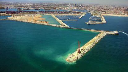 Imagen de la ampliación del puerto de Valencia, con uno de los nuevos dique de abrigo en primer término y con la ciudad al fondo.