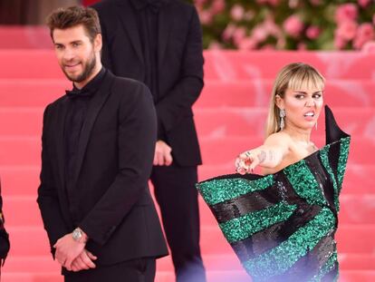 Esta imagen de Liam Hemsworth y Miley Cyrus en la pasada Gala Met, una de sus últimas apariciones juntos, ilustra a la perfección la percepción que tiene el gran público de su ruptura: él, la víctima; ella, el verdugo.