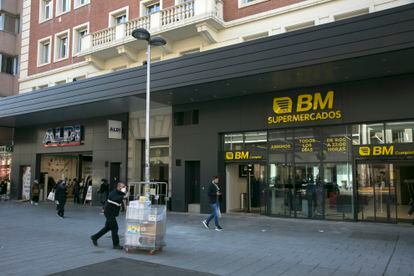 BM ha abierto supermercado puerta con puerta con Aldi en la calle Fuencarral de Madrid.