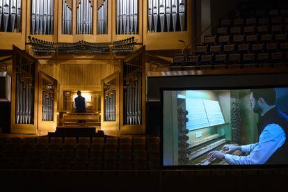 Benjamin Alard (en directo y en la pantalla donde pueden seguirse de cerca sus movimientos) toca en el órgano de la Sala Sinfónica del Auditorio Nacional todas las piezas con pedal obligado de la tercera parte de la 'Clavier-Übung' de Bach.