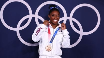 Simone Biles posa con su medalla de bronce.