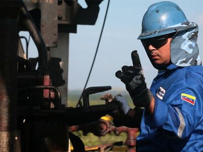 Un trabajador de Nabors Industries opera una máquina en un pozo petrolífero cercano a San Diego de Cabrutitas (Venezuela).