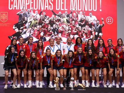 La selección española femenina sub-20 recibe el homenaje del fútbol español por su título mundial.