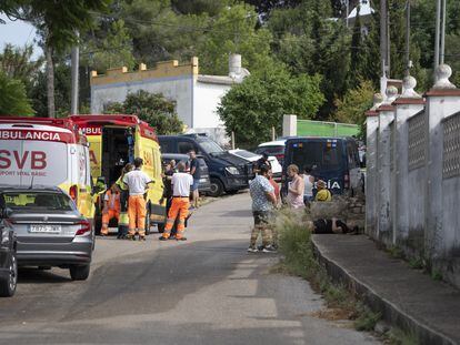 Servicios de emergencia en una calle de la localidad de Alzira, donde han sucedido los hechos.