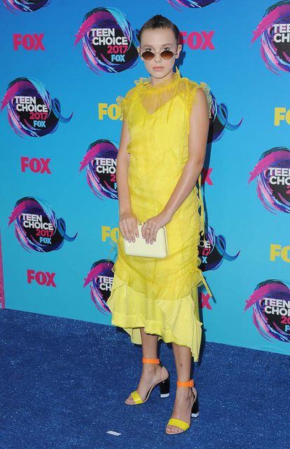 Millie Bobby Brown, conocida por su papel en la exitosa Stranger Things, tampoco quiso perderse los Teen Choice Awards 2017. La joven actriz eligió vestido de Kenzo y las minigafas de sol del momento.