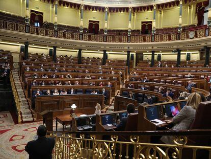 Vista del hemiciclo del Congreso casi vacío debido a los casos positivos de Covid entre los diputados, en la última sesión de control al Gobierno de 2021, el 22 de diciembre.