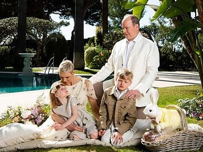 Charlene de Mónaco, junto al príncipe Alberto y sus hijos, Jacques y Gabriella, en el posado con motivo de la Pascua.