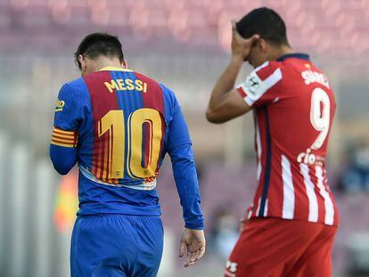 Lionel Messi (a la izquierda) y Luis Suárez abandonan el campo tras el primer tiempo en el Camp Nou.