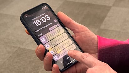 Una pantalla de móvil con varias notificaciones de EL PAÍS.