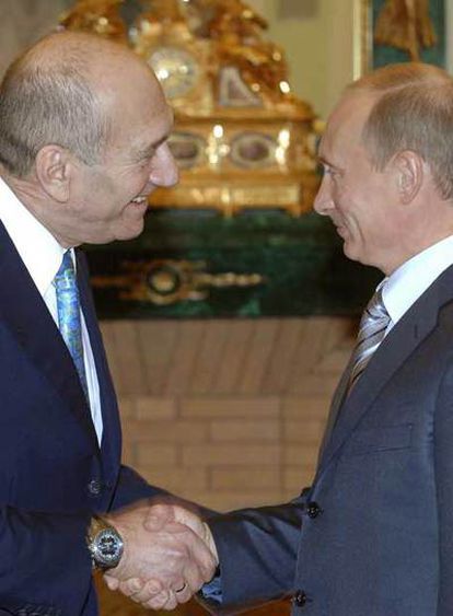 Vladímir Putin (derecha) recibe a Ehud Olmert, ayer en el Kremlin.