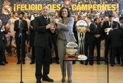 El presidente del Real Madrid, Florentino Pérez, y la alcaldesa de la capital, Ana Botella, sostienen el trofeo de la Copa del Rey de baloncesto 2014.