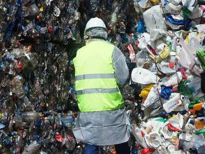 Trabajador en la planta de tratamiento de residuos de Nosti&aacute;n, en A Coru&ntilde;a, que desv&iacute;a basura a Sogama.