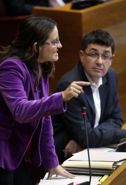 La diputada de Compromís, Mònica Oltra,señala que no retira sus alusiones a Barberá en las Cortes.