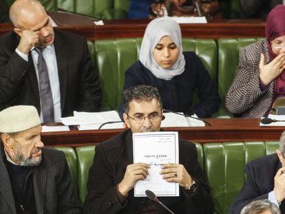 El diputado Moez Belhaj Rhouma sostiene un borrador de la nueva Constituci&oacute;n. 