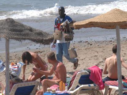 Un vendedor, en una zona de hamacas de la costa malague&ntilde;a. 