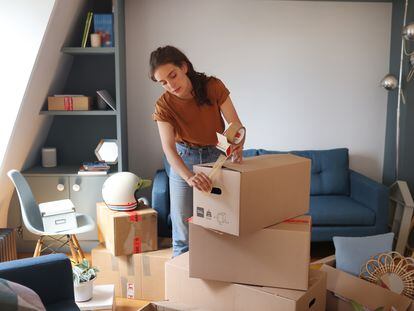 Una mujer empaqueta cajas. De media, los españoles realizan cuatro mudanzas a lo largo de su vida.