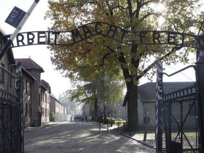La entrada del campo de esterminio nazi de Auschwitz 