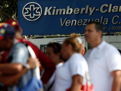 Trabajadores ante la sede de Kimberly-Clark en Maracay (Venezuela)