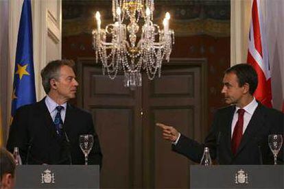 Tony Blair (a la izquierda) y José Luis Rodríguez Zapatero, durante la rueda de prensa.