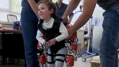 El exoesqueleto que se acopla al cuerpo de los niños con movilidad reducida para que puedan caminar 