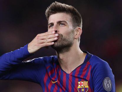 Piqué saluda a los aficionados tras el Barcelona-Liverpool.