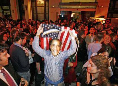Decenas de simpatizantes de Barack Obama siguiendo la noche electoral desde el Círculo de Bellas Artes de Madrid.