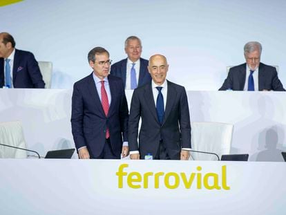 Ignacio Madridejos (a la izquierda) y Rafael del Pino en la junta de accionistas de Ferrrovial, este jueves.