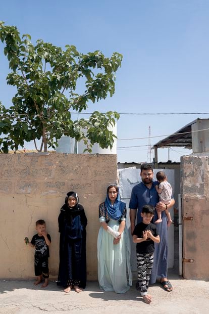 Sana Omer Aziz, junto a su marido, su suegra y sus hijos, en el campamento de desplazados de Debaga, donde viven 8.000 personas. Ellos son kurdos y no pueden volver a su hogar. 
