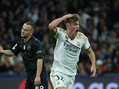 Nico Paz celebra el tercer gol del Madrid contra el Nápoles.